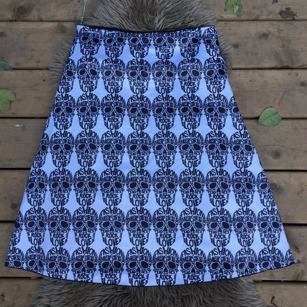 Handcrafted skull music girls black & white A-line skirt - size M